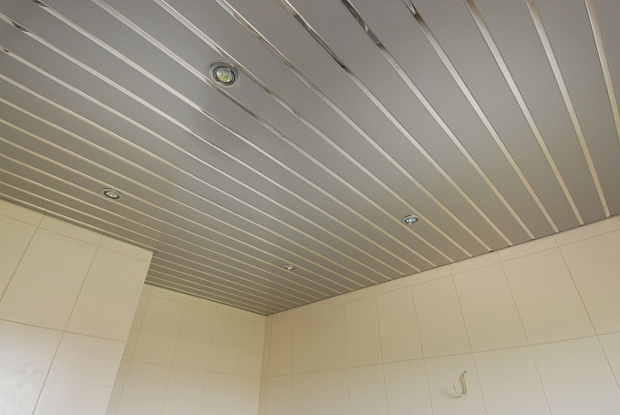 Реечный потолок металлик Албес "Немецкий дизайн" AN85/A открытый стык, раскладка хром
